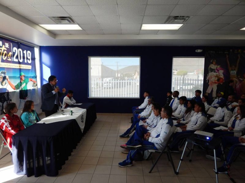 Saúl Castro durante la entrega de becas a atletas de Ensenada
