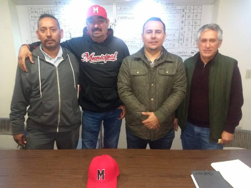Ubaldo Bayón, tercero de izq. a der., presidente de la Liga Municipal