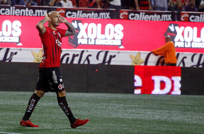 Ariel Nahuelpan celebra anotacion de gol con su equipo