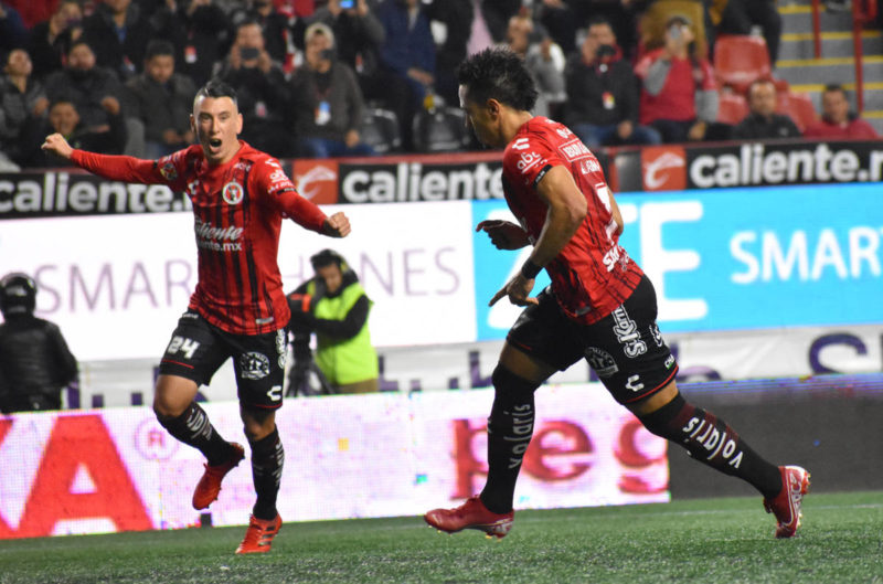 Cesar Falleti celebra la anotaciond e gol de su compañero Camilo Da Silva
