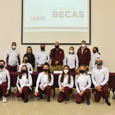 Atletas y autoridades del INDE en la foto del recuerdo