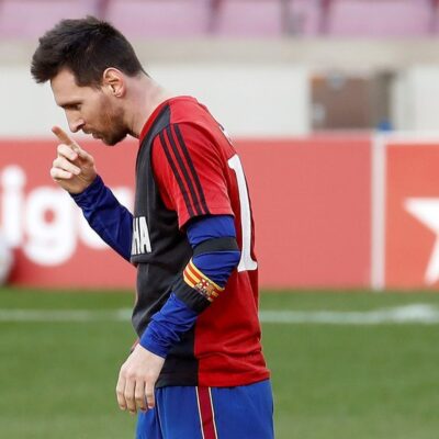 MESSI CON CAMISETA DE MARADONA