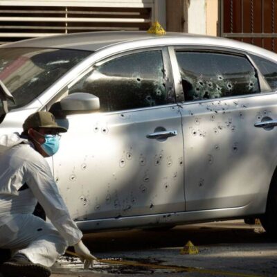Peritos realizan las diligencias del autómovil de Ramón Muñiz Noriega, coordinador de la Unidad Especializada, asesinado esta mañana por un comando armado.
