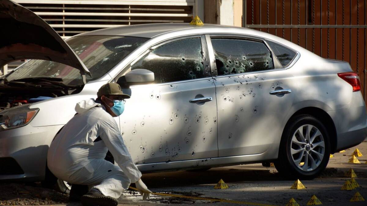 Peritos realizan las diligencias del autómovil de Ramón Muñiz Noriega, coordinador de la Unidad Especializada, asesinado esta mañana por un comando armado.