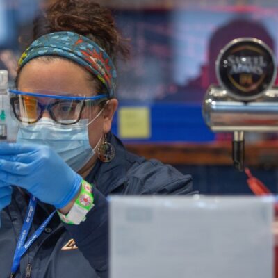 personal-de-salud-prepara-vacuna-contra-covid-19-para-aplicarla-a-persona-en-eeuu