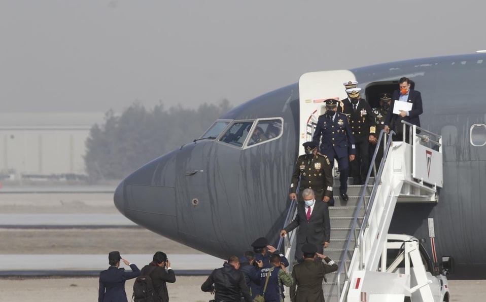 presidente-descendiendo-avion-base-aerea_0_0_1200_746