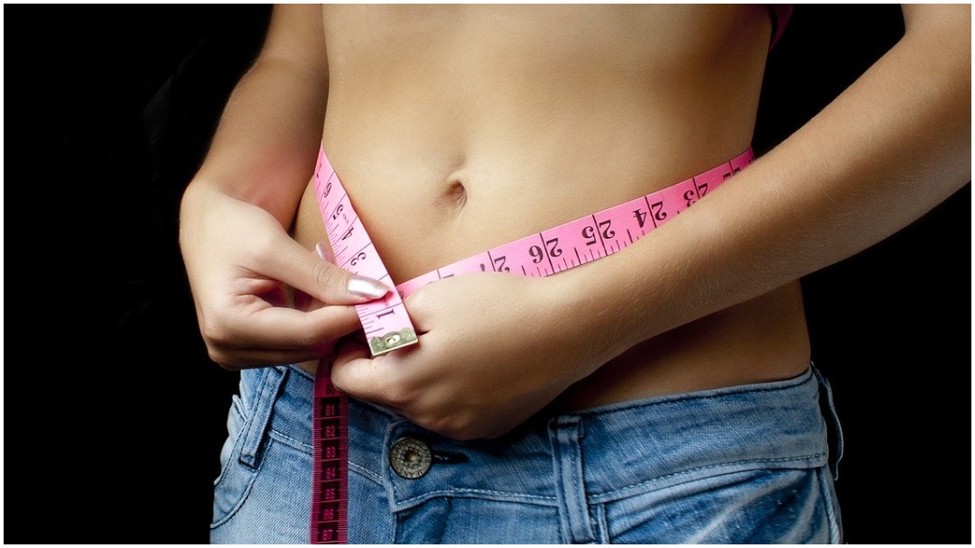 que-son-y-ejercicios-de-abdominales-de-pie-para-reducir-el-abdomen