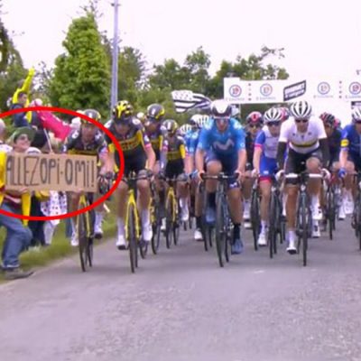 momento-previo-a-que-aficionada-cause-caida-de-ciclistas-en-el-tour-de-francia-copia
