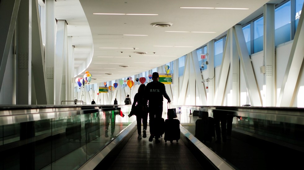 pasajeros-en-el-aeropuerto-internacional-john-f-kennedy-de-eeuu