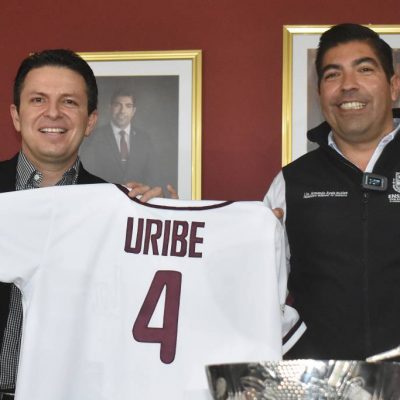Alejandro Uribe de Toros con el alcalde de Ensenada, Armando Ayala