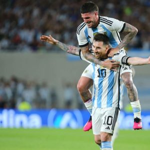 Golazo de Messi en el regreso a los campeones del mundo al Monumental