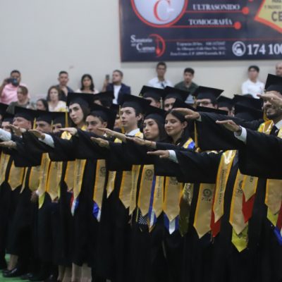 Egresados de nivel Profesional rindieron protesta