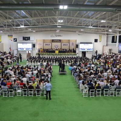Familiares y amigos acudieron a felicitar a los egresados