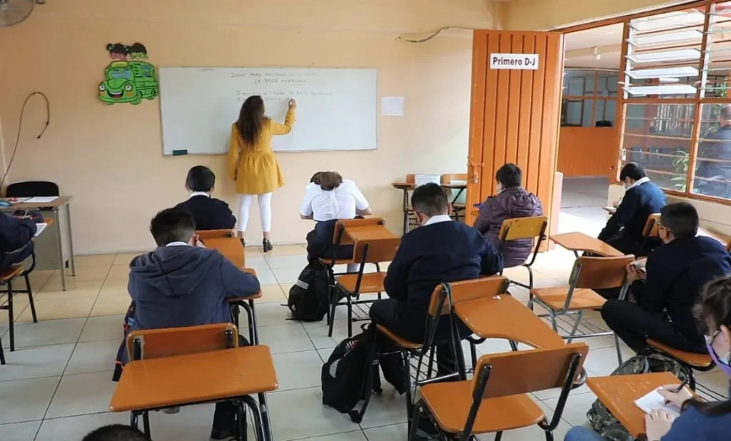 Maestras-ganan-3-mil-pesos-menos-CIEP