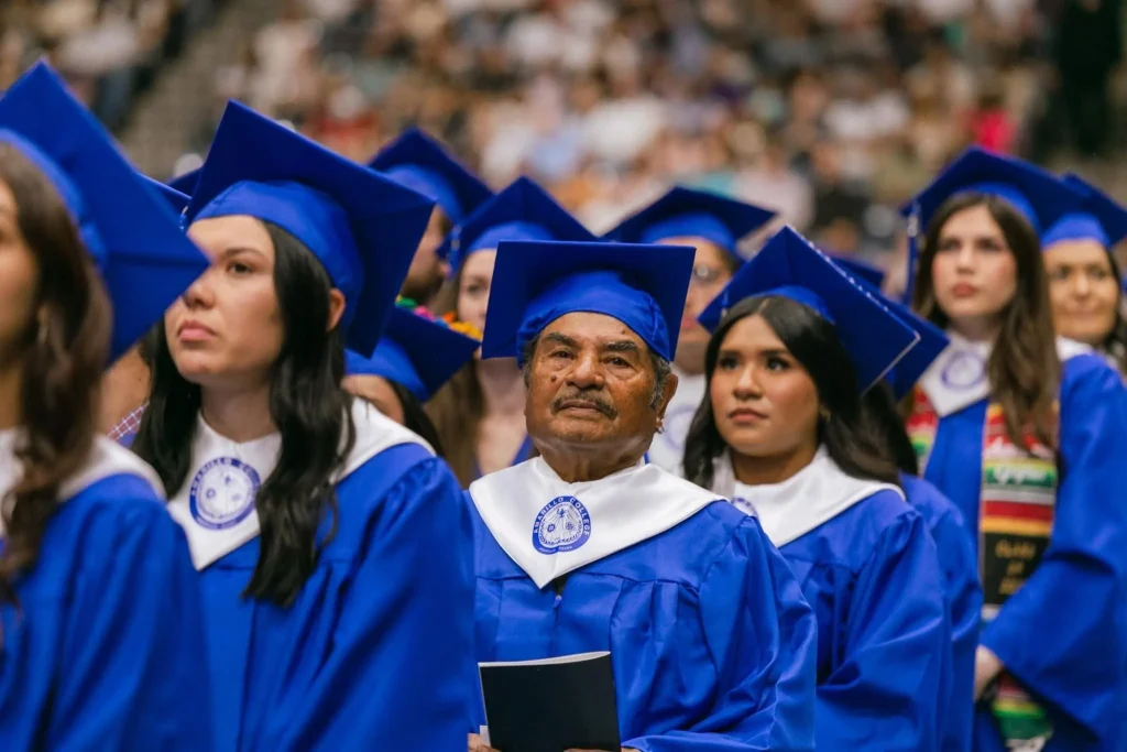 Rafael-el-migrante-mexicano-que-se-graduo-a-los-82-anos
