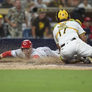 Los Rojos remontan y se llevan la serie de San Diego