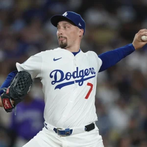 Gran salida de Blake Snell es respalda con jonrones; los Dodgers barren a los Rockies
