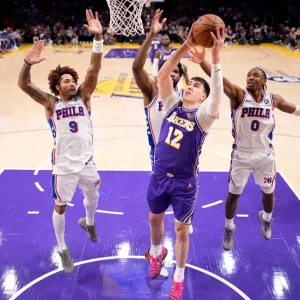 Los Lakers, sin Luka Doncic, vencieron a los 76ers