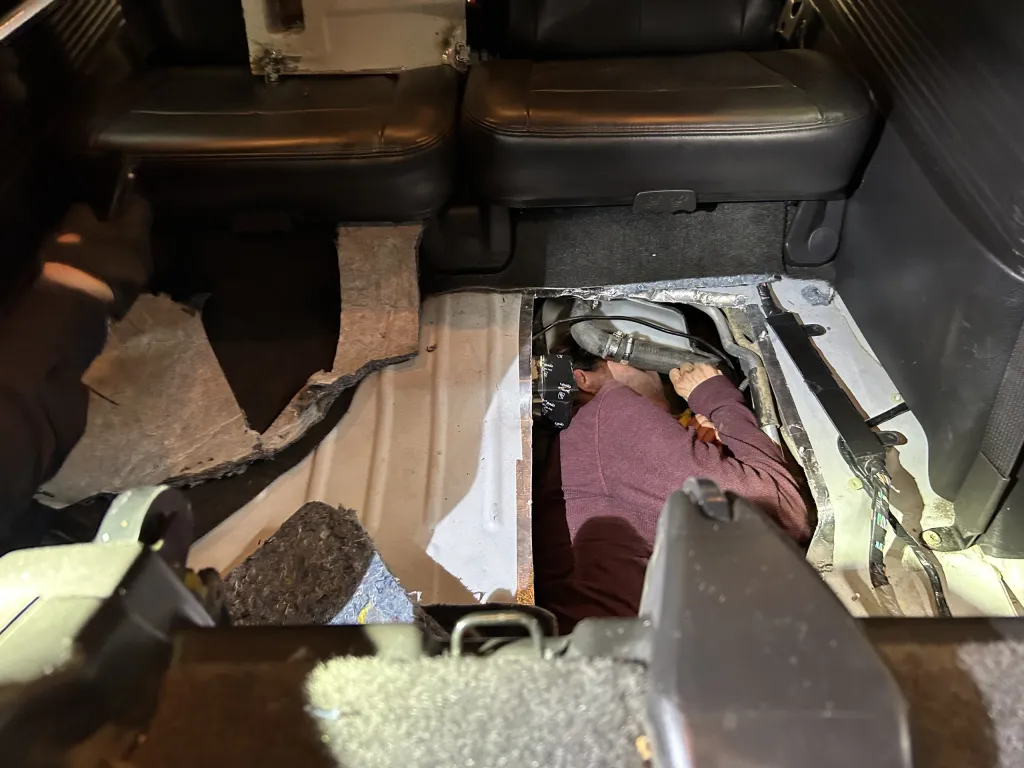 Descubren-a-Mexicano-oculto-en-la-carroceria-de-un-vehiculo