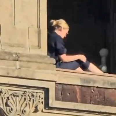 La-sancionan-por-broncear-las-piernas-en-la-ventana-de-Palacio-Nacional-1