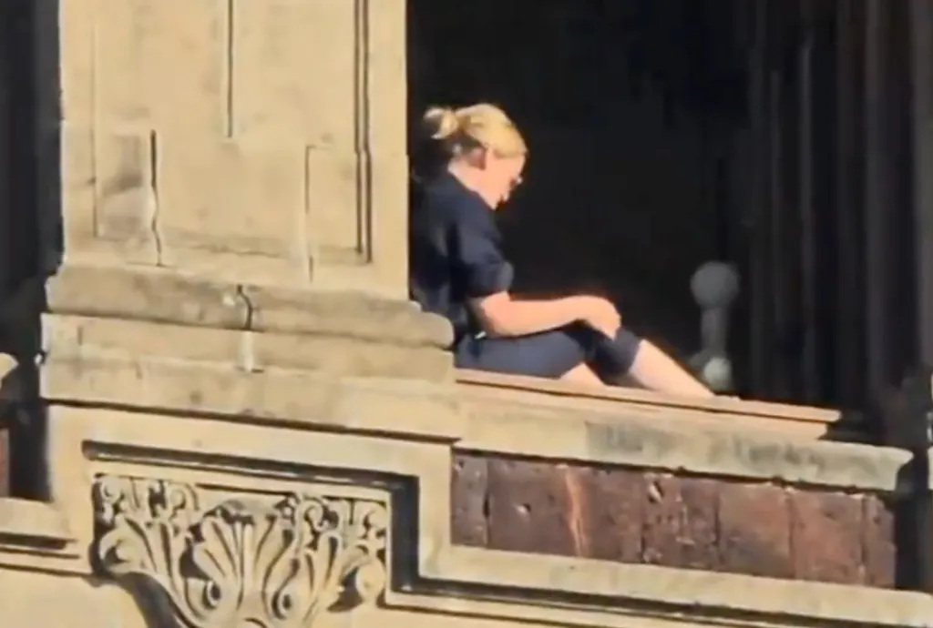La-sancionan-por-broncear-las-piernas-en-la-ventana-de-Palacio-Nacional-1