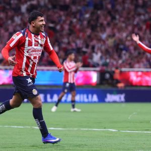 Las Chivas se afianzan de líderes con goleada al Puebla