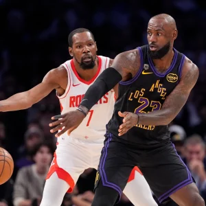 LeBron anota 28 puntos y los Lakers toman ventaja de dos juegos sobre los Rockets