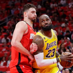 Los Lakers ganaron en la prórroga y están tres por cero arriba sobre los Rockets