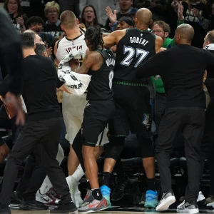 Los Timberwolves dejan a los Nuggets al borde de la eliminación; la serie se pone tres por uno