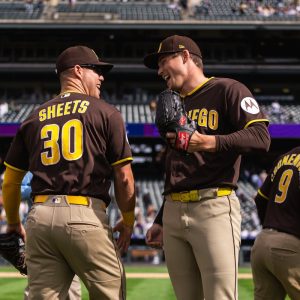 Jonrón de Sheets en la novena da la victoria y la serie a los Padres en Colorado