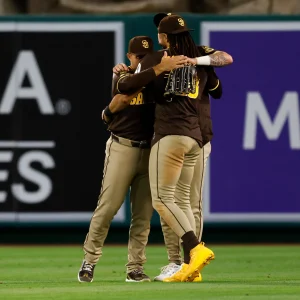 Los Padres, con el bateo de Laureano y Tatis, emparejan la serie ante los Angels