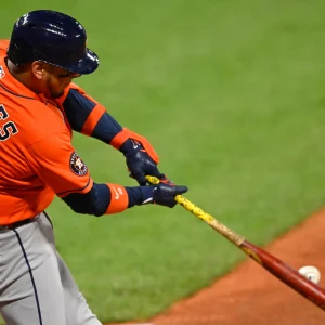 Par de jonrones de Isaac Paredes sacan a los Astros de su mala racha y ganan en Cleveland