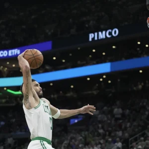 Tatum destaca en el triunfo de los Celtics para abrir los playoffs contra los 76ers