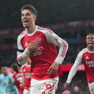 El Arsenal ganó al Burnley y será campeón si el City no se impone al Bournemouth
