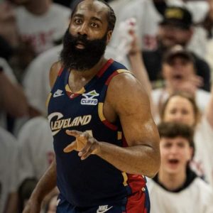 Harden guía a los Cavaliers para acercarse en la semifinal del Este; vencen a los Pistons