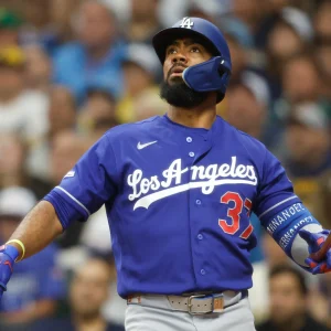 Seis producidas y jonrón de Teoscar para que los Dodgers emparejen la serie en Milwaukee