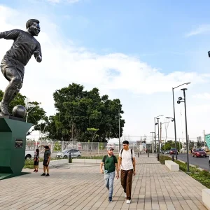 Develan en Guadalajara escultura de Pelé, figura de México 1970, a días del inicio del Mundial 2026