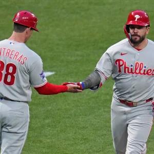Par de jonrones del líder Kyle Schwarber en la victoria de los Phillies sobre los Piratas