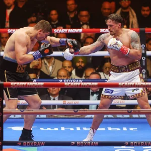 Usyk noquea al kickboxer Rico Verhoeven en una espectacular pelea de campeonato