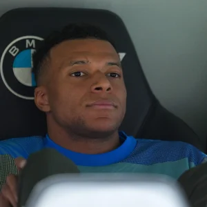 Mbappé silbado en el triunfo del Madrid ante el Oviedo; cruza declaraciones con Arbeloa