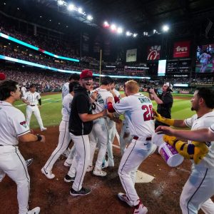 Vuelve a fallar el relevo y los Dodgers quedan tendidos en Arizona