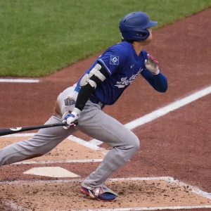 Ohtani conectó jonrón y luego salió lesionado en la victoria de los Dodgers sobre los Piratas