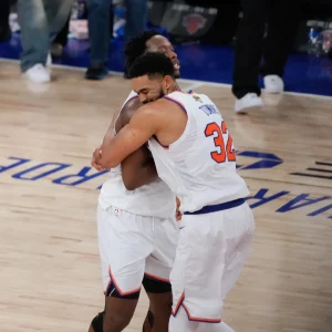 Los Spurs dejaron ir una ventaja de 29 puntos y los Knicks se acercan a un triunfo del título