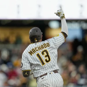 Jonrón de Machado y un intratable King someten a los Bravos en San Diego
