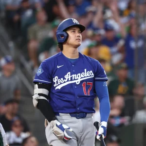 Ohtani conecta uno de los tres jonrones durante la victoria de los Dodgers en Sacramento