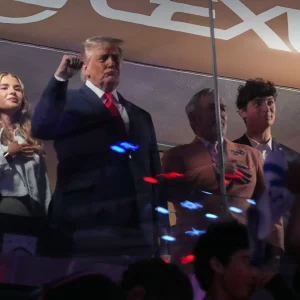 Trump abucheado por la afición de los Knicks durante el juego 3 de la final NBA
