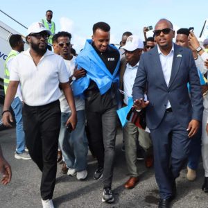Mundial 2026: Árbitro vetado por EE.UU. es recibido como un héroe a su regreso a Somalia