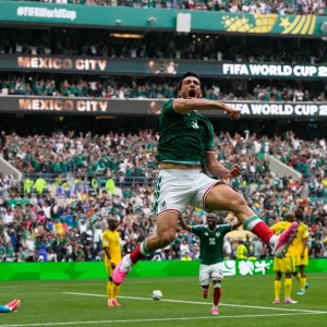 México venció pero no convenció en su debut mundialista, 2-0 sobre Sudáfrica