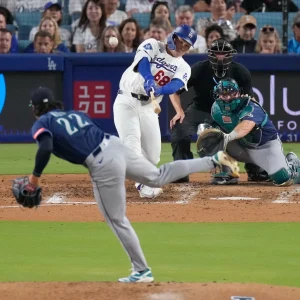 Jonrones de Rushing y Teoscar para que los Dodgers se lleven la serie sobre los Marineros
