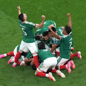 México contundente sobre Ecuador y gana su primer juego de eliminación directa en 40 años